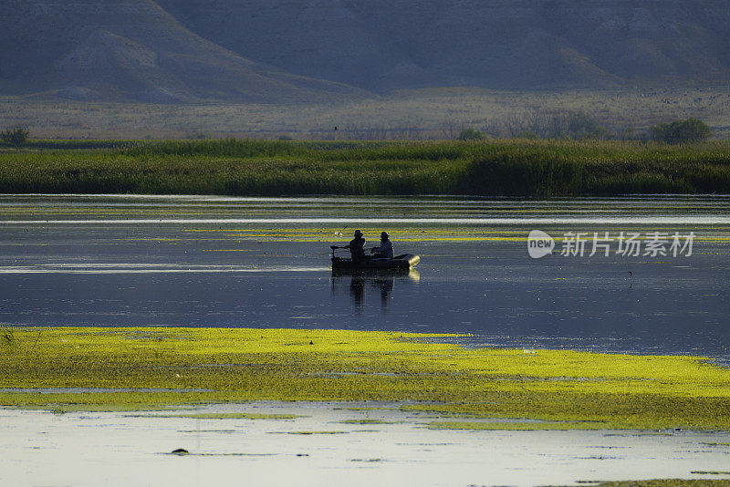 渔民们在Kızılırmak河上划船捕鱼