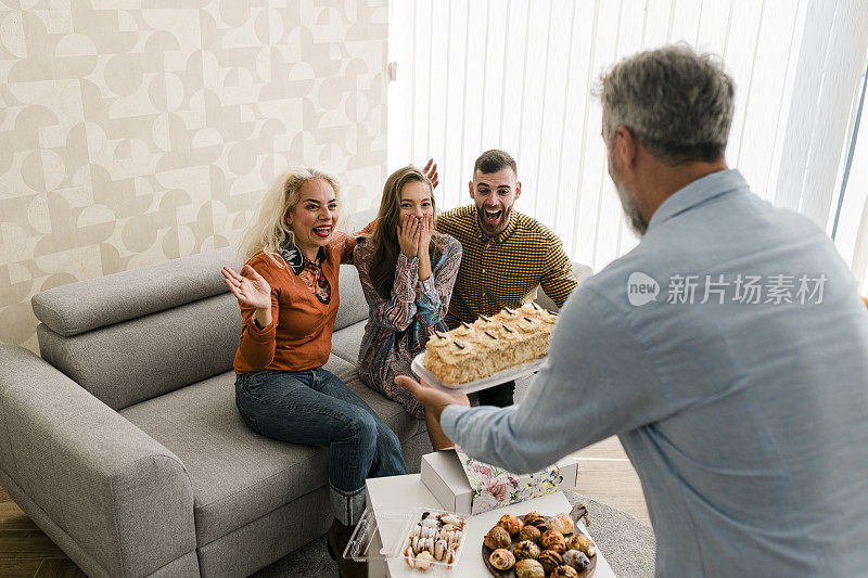 快乐的老人与他们的女儿和她的丈夫在客厅度过美好的时光。