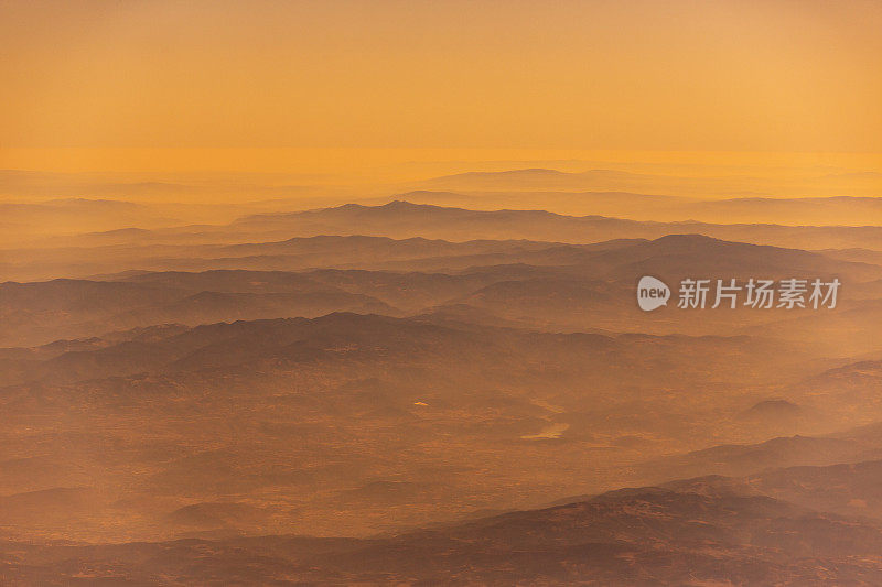 日出时地平线上的雾山在博德鲁姆火鸡附近