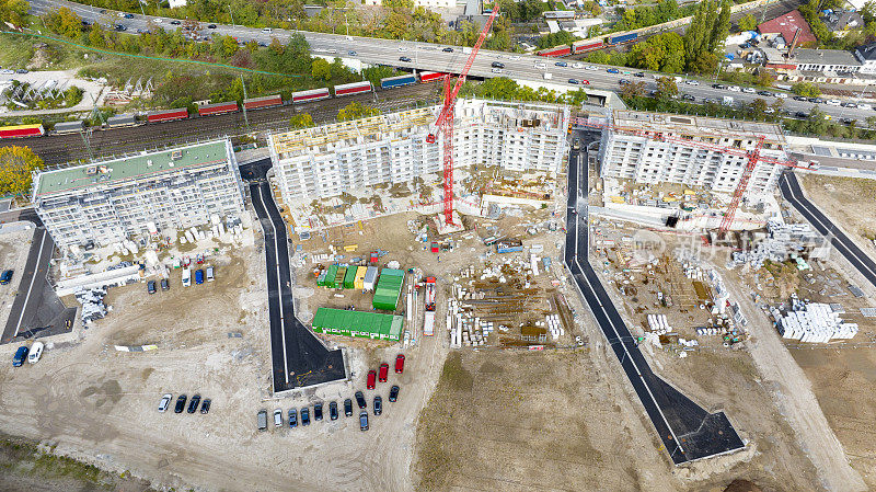 大型建筑工地，起重机和设备。鸟瞰图