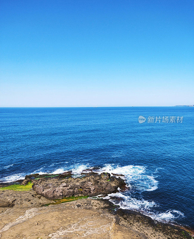 海浪拍打着海岸