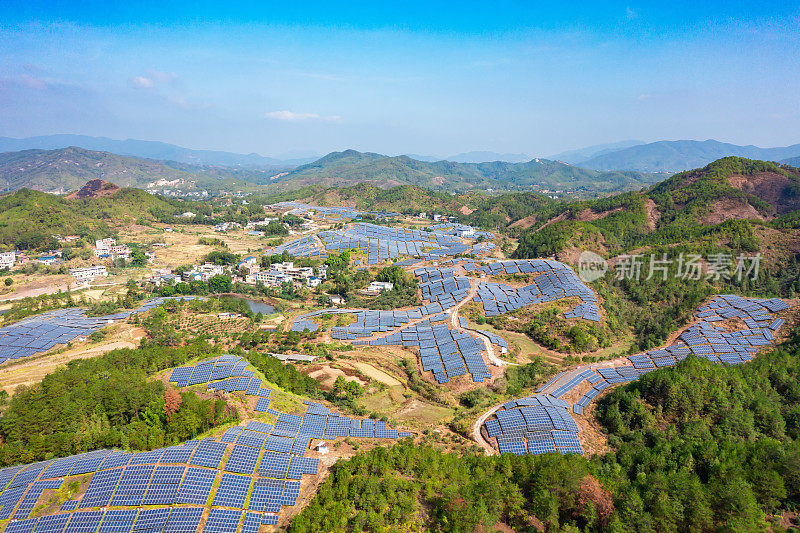 日光下的太阳能发电厂鸟瞰图