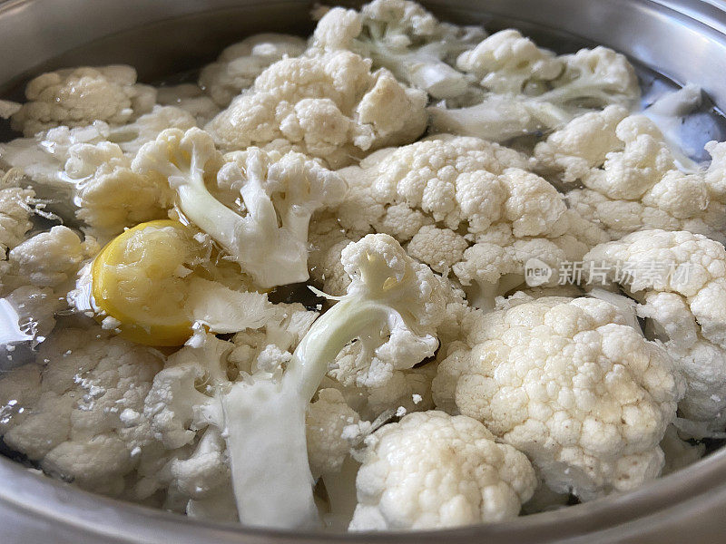 花椰菜在一锅水里