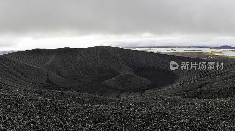 Hverfjall火山口全景，远处是Myvatn湖。冰岛。