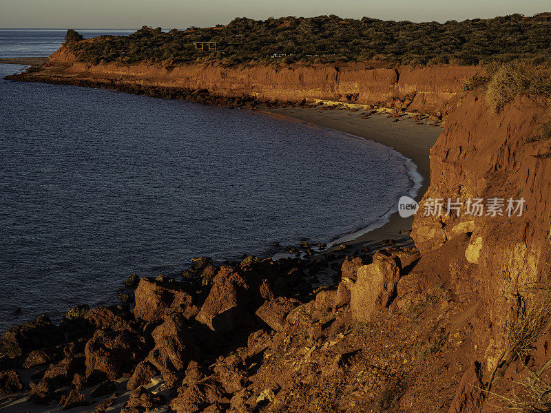 日落时壮观的海岸线