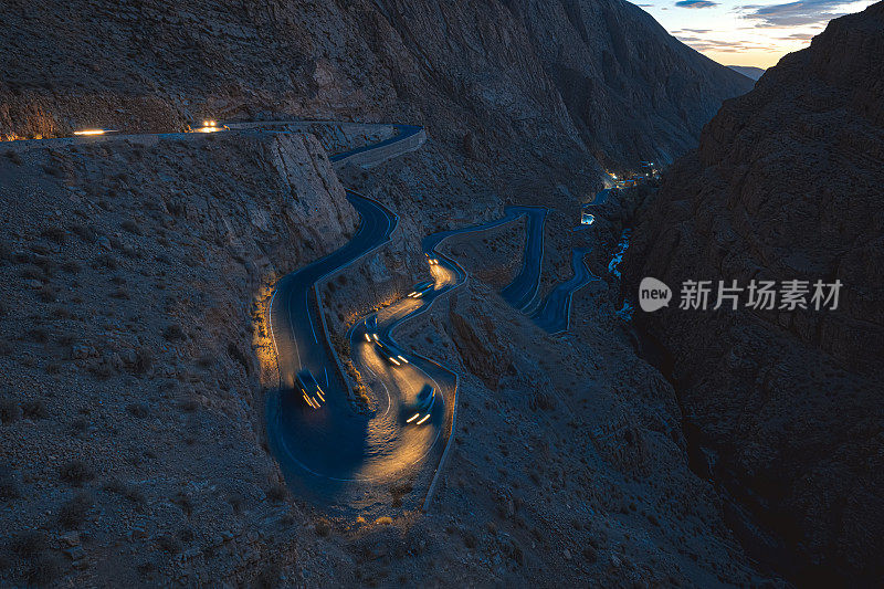 夜景托德拉峡谷陡峭蜿蜒的山路，摩洛哥戴德斯山谷