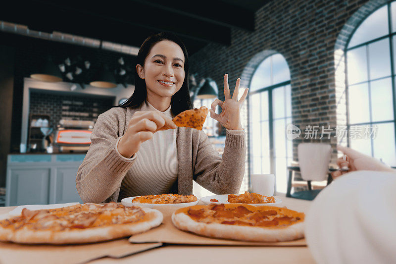 女性手握一片披萨