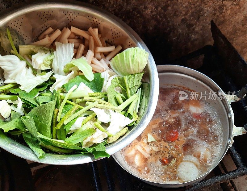 做酸罗望子汤，虾和混合蔬菜-泰国食物。