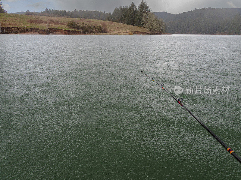 俄勒冈州的湖面上飘着厚厚的雨夹雪和钓竿