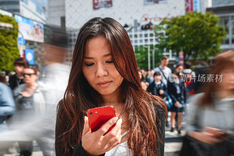 日本女商人在高峰时间在户外工作