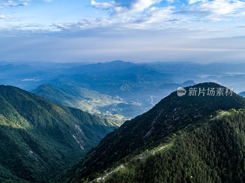 山地和绿色森林的航空摄影