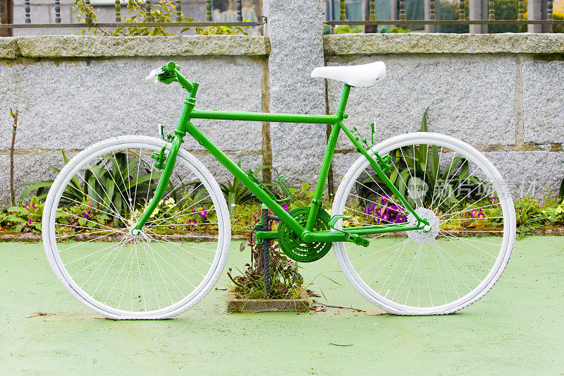 自行车斜倚在街道上，有装饰用途
