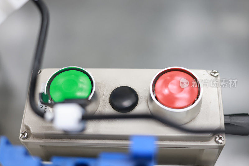 靠近机器的红绿按钮，机器控制系统