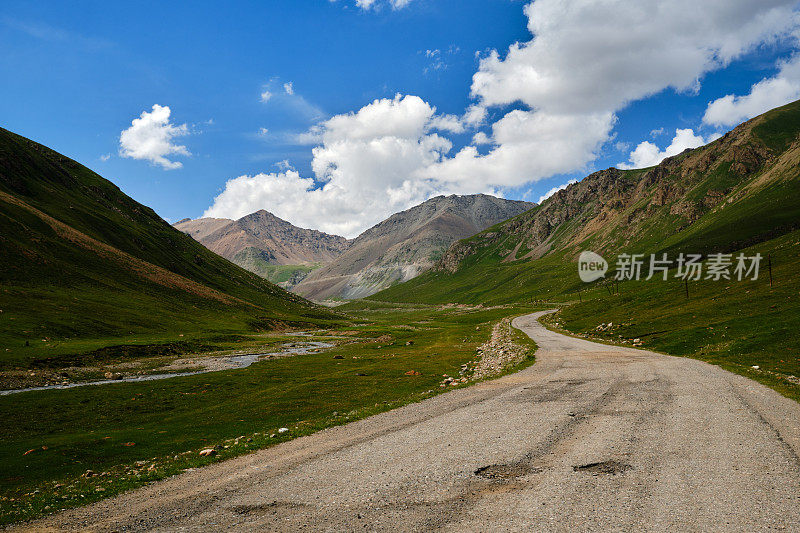 蜿蜒的道路穿过Saryjaz河上的山脉