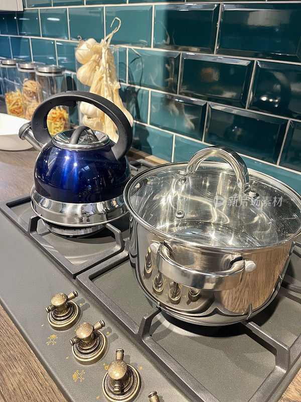 现代厨房里炉子上的锅和水壶