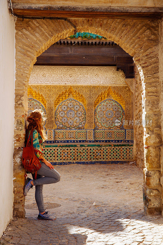在摩洛哥丹吉尔欣赏美丽阿拉伯装饰的女游客