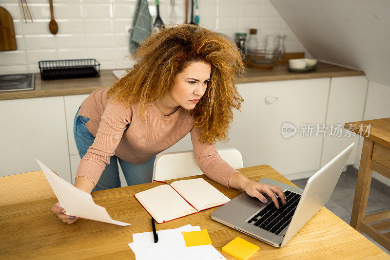 一个年轻女子在家里计划她的自由职业