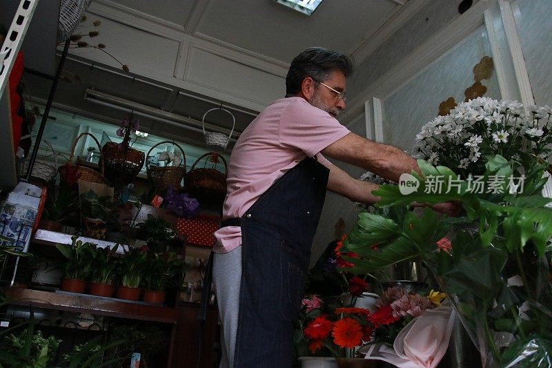 大胡子男子在插花