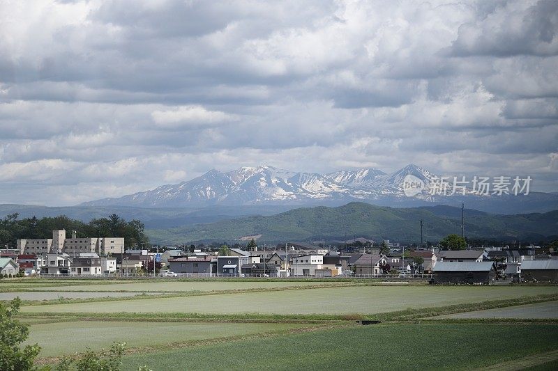 日本北海道中部的山景