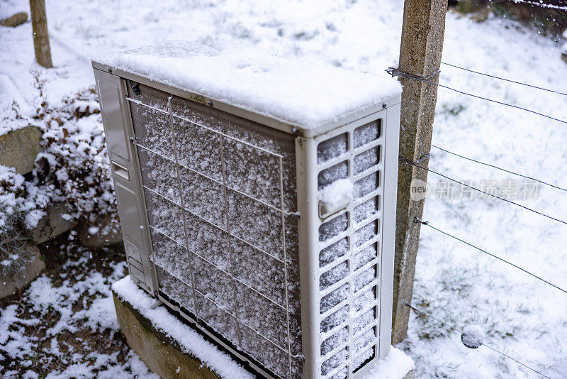 在雪地上的室外热泵