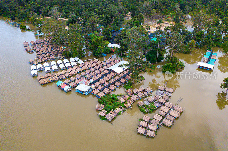 俯视图照片飞行无人机。位于河边的木筏上的房子，泰国，西沙吉省，亚洲。