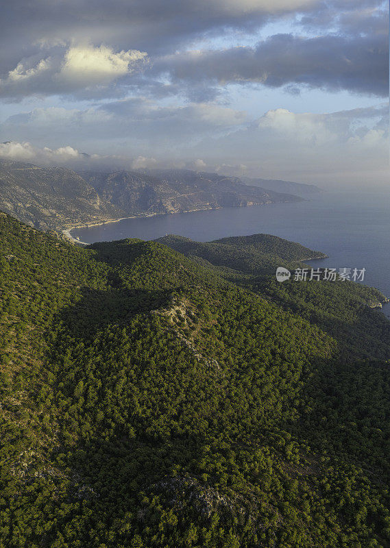 从空中俯瞰费特希耶Ölüdeniz海岸和山脉。