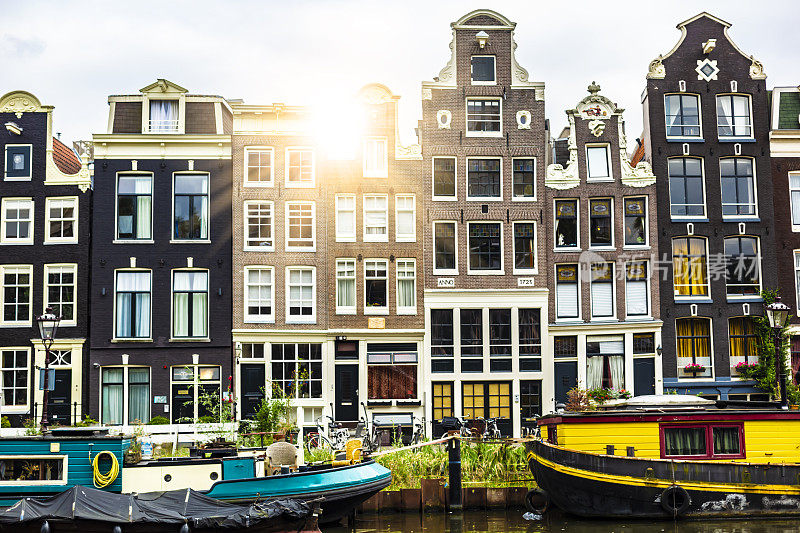 阿姆斯特丹天际线，运河和老房子