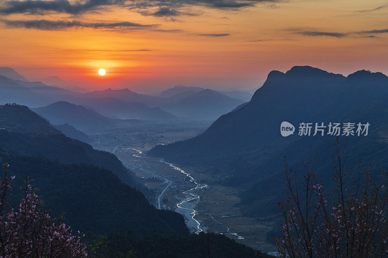 尼泊尔博卡拉附近山谷的日出