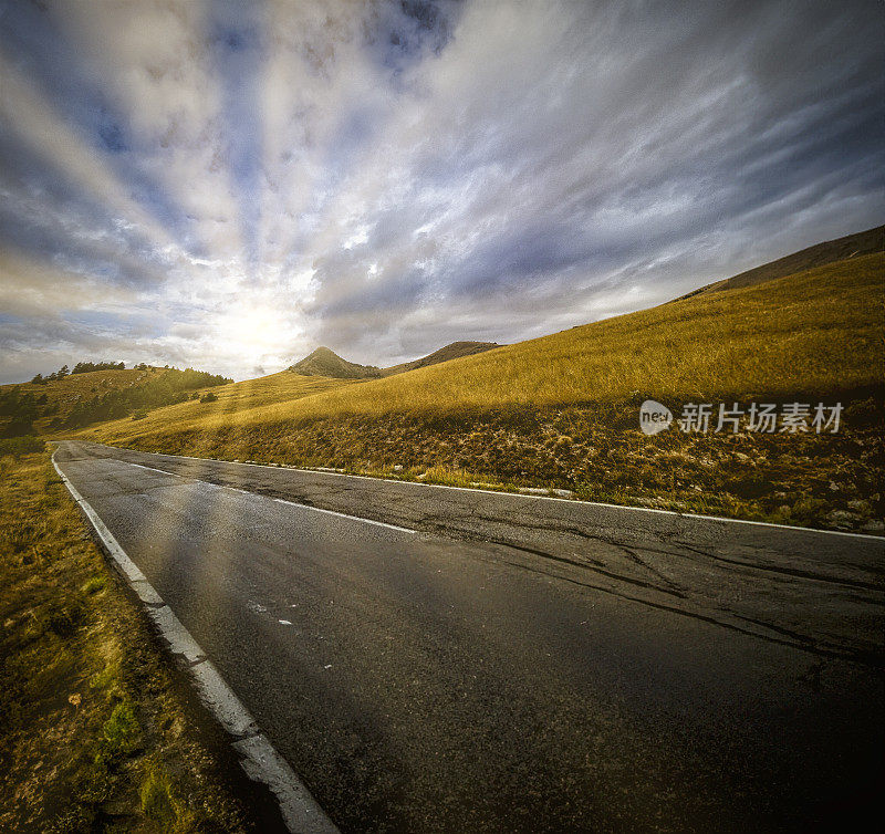 夕阳下的乡间小路