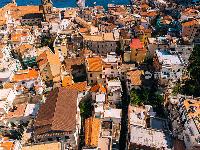 意大利阿马尔菲色彩鲜艳的住宅和企业的高视角