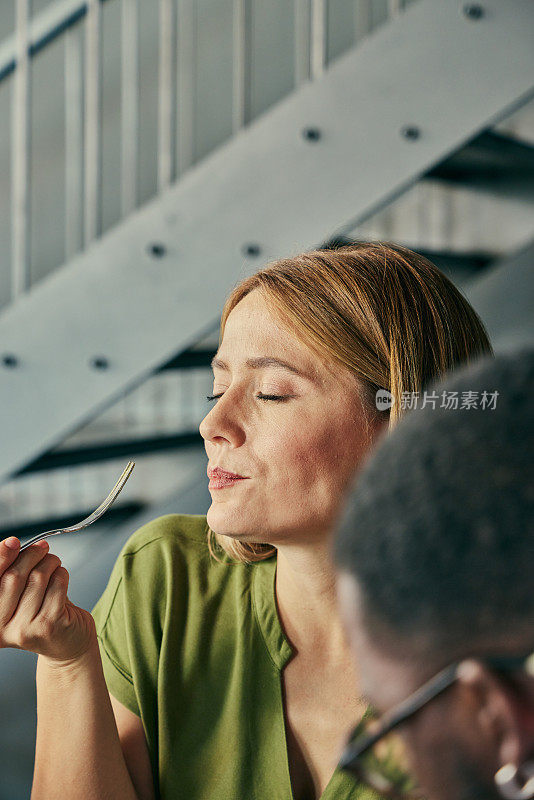 和朋友一起享受早午餐的优雅女人