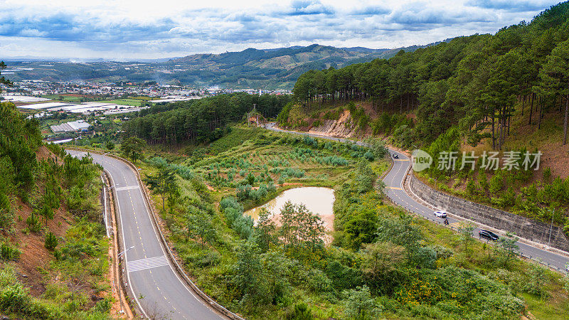 越南大叻市塔农山口的鸟瞰图。远处蜿蜒的道路是越南的大叻市