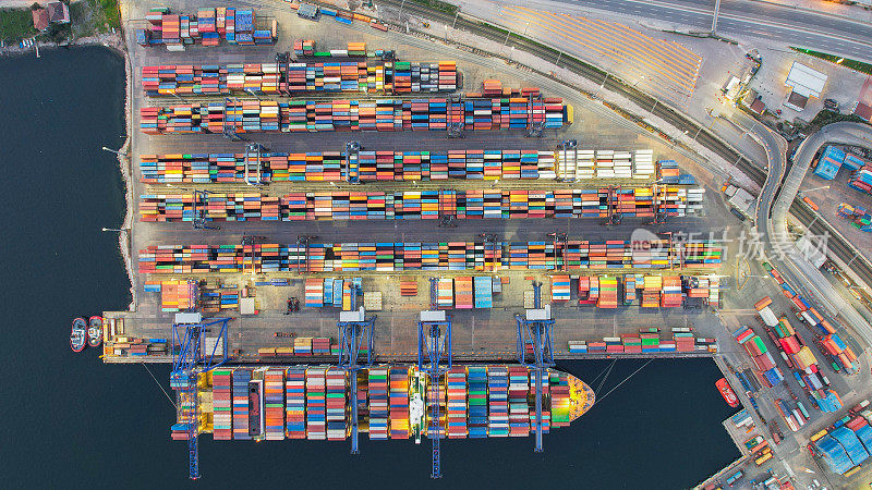 集装箱在港口排成一排，无人机从空中拍摄