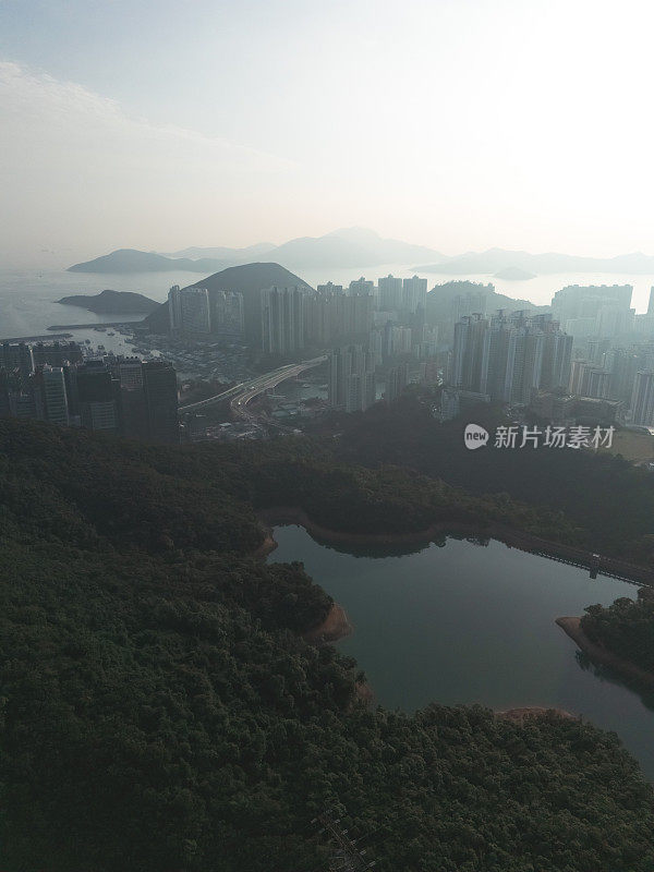 鸟瞰香港仔和水塘，这是香港南部著名的旅游胜地