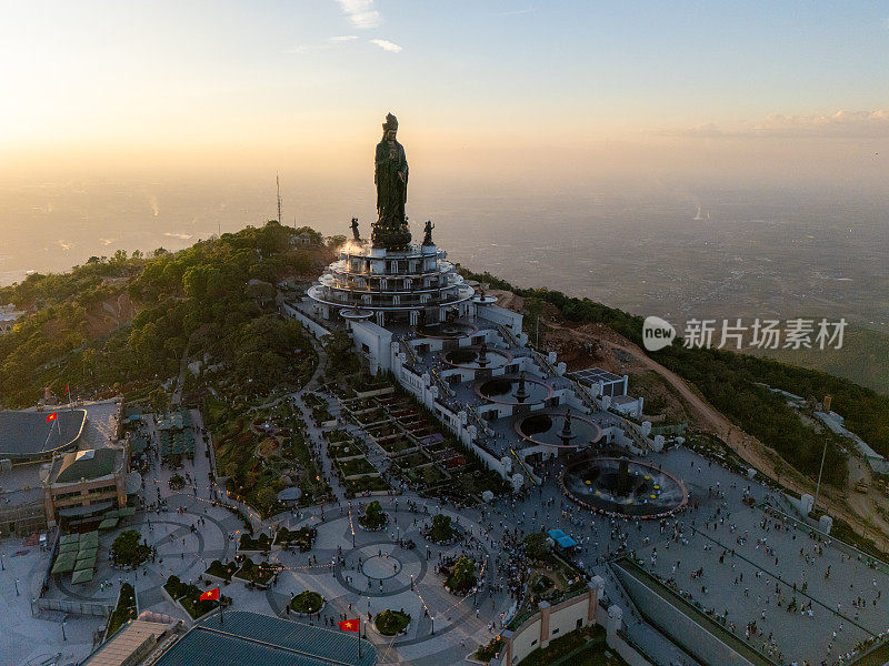 越南德宁省巴登山旅游区的景色。一个独特的佛教建筑，海拔最高，从下面看是非常美丽的。