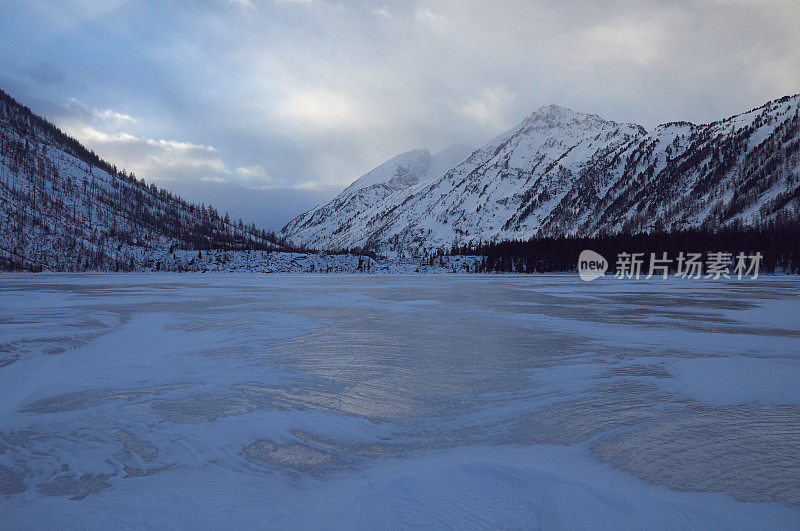 冬季雪山湖，俄罗斯西伯利亚阿尔泰山。