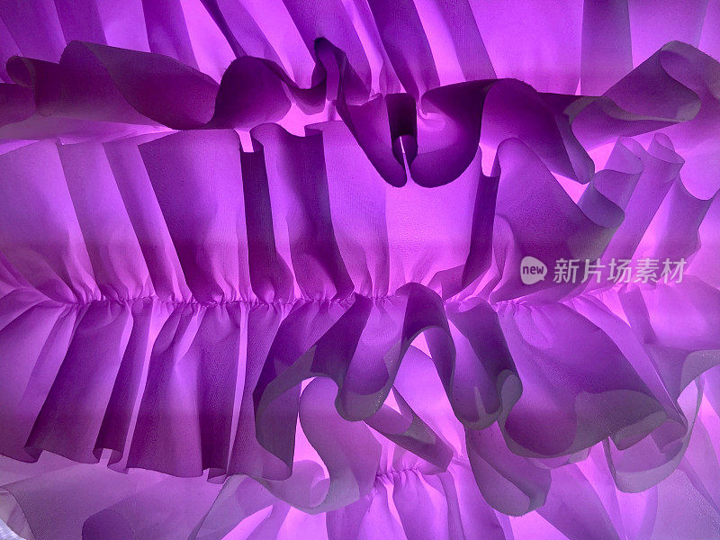 紫色织物纹理与波浪褶边，褶裥面料无缝纹理为背景。