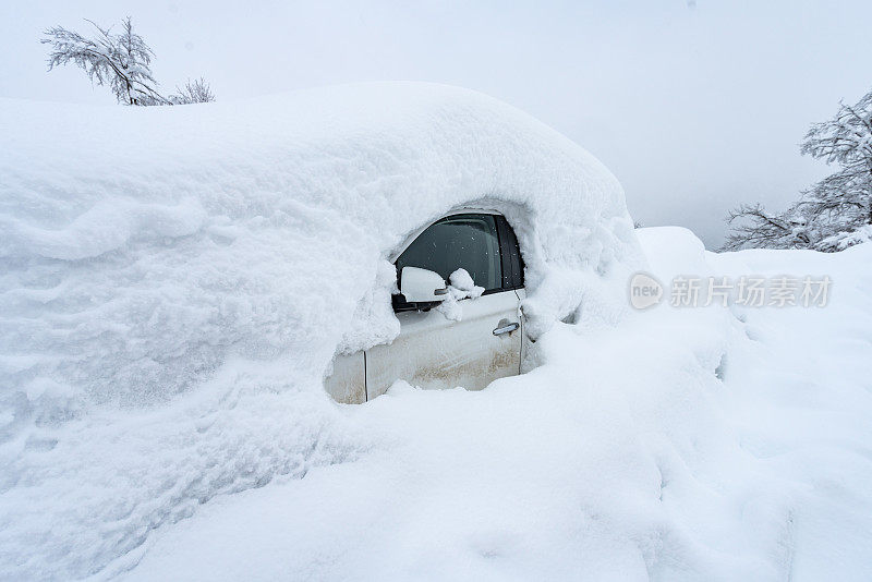 一辆完全被雪覆盖的现代汽车