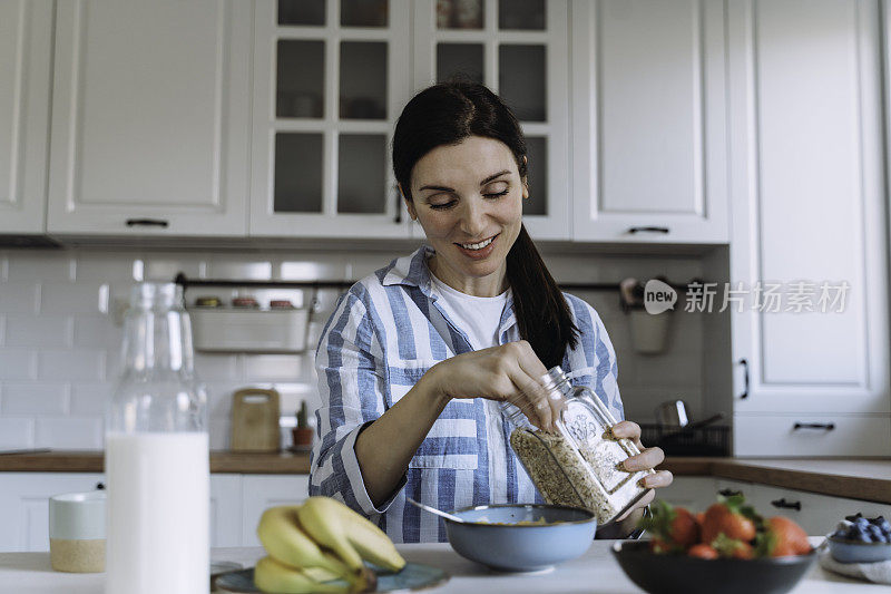 女人在厨房享用早餐。准备健康早餐。