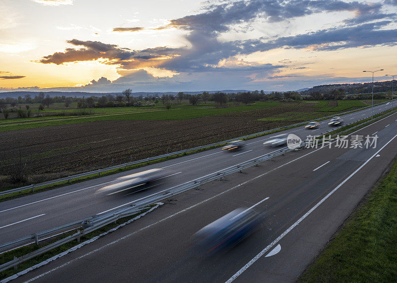 汽车在公路上高速行驶，穿过乡村风景。高速公路高速行驶。高速公路上超速行驶的景象。