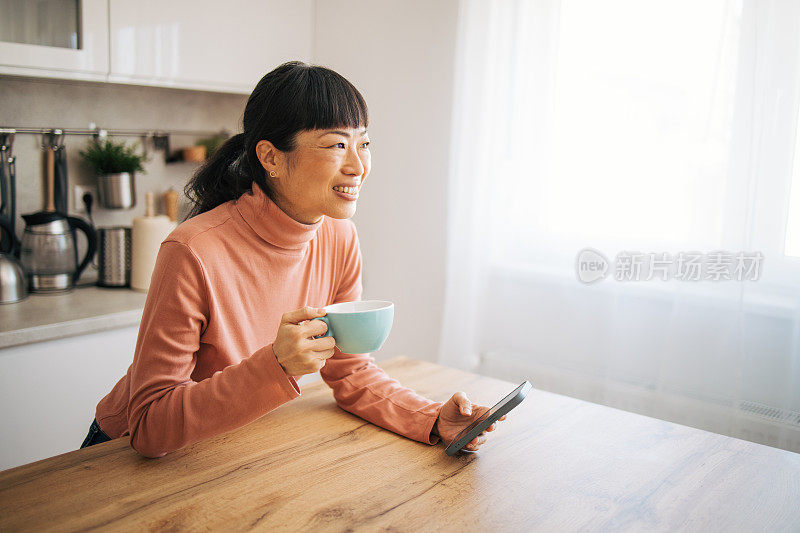 享用早晨咖啡的日本妇女