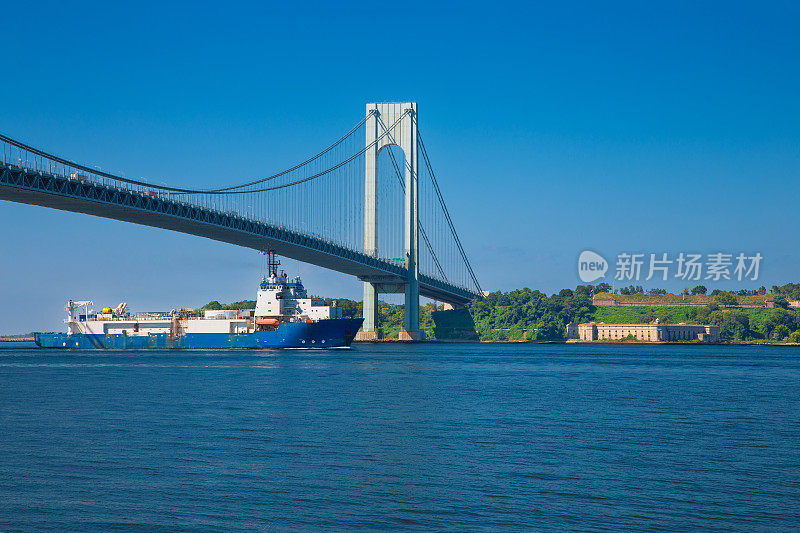 维拉萨诺海峡大桥、沃兹沃斯堡和纽约港的早晨，美国纽约市。