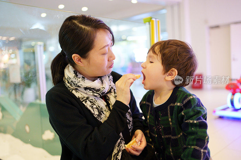 母亲给她的孩子喂食物