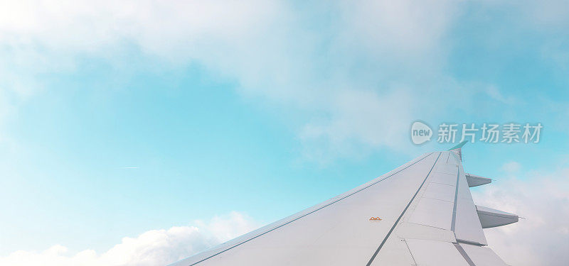 飞机的翅膀在蓝天上的背景文字空间。横幅的概念