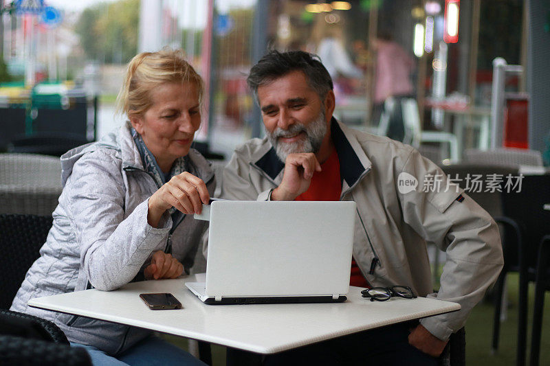 老年夫妇在网上购物和支付