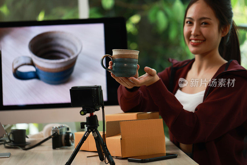 一位自信的亚洲女工匠在陶艺工作室在线直播竞拍手工瓷杯