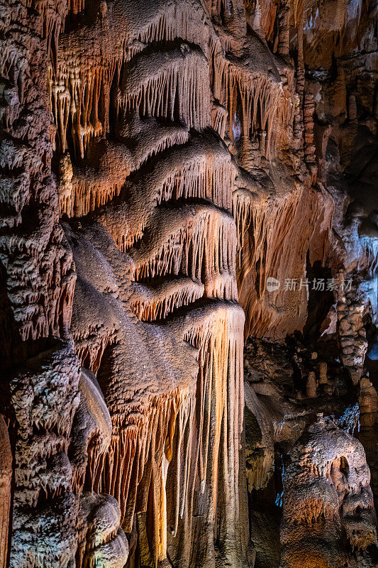 地下洞穴中的钟乳石