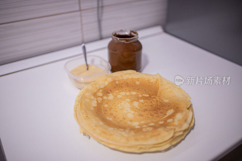 自制煎饼配巧克力奶油和饼干屑