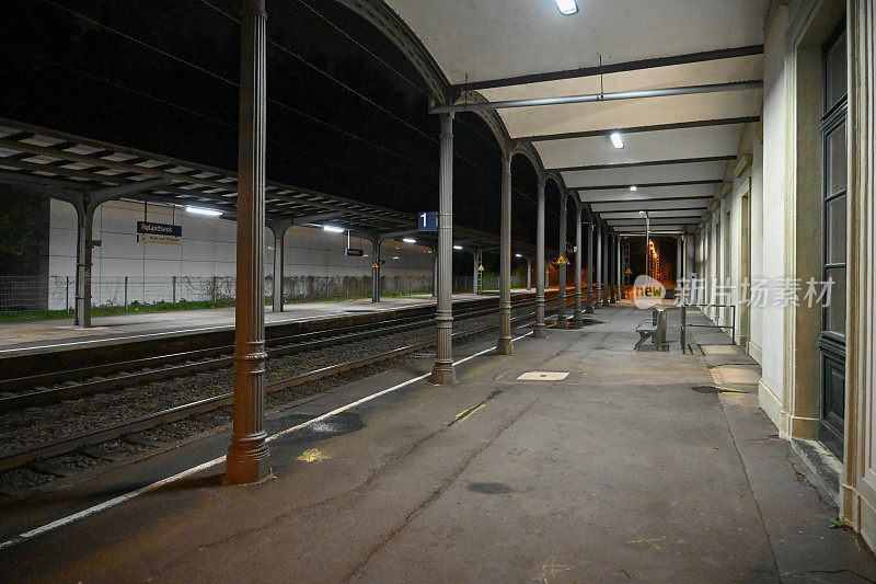 黄昏时分，罗兰德塞克车站灯火通明的火车轨道。
