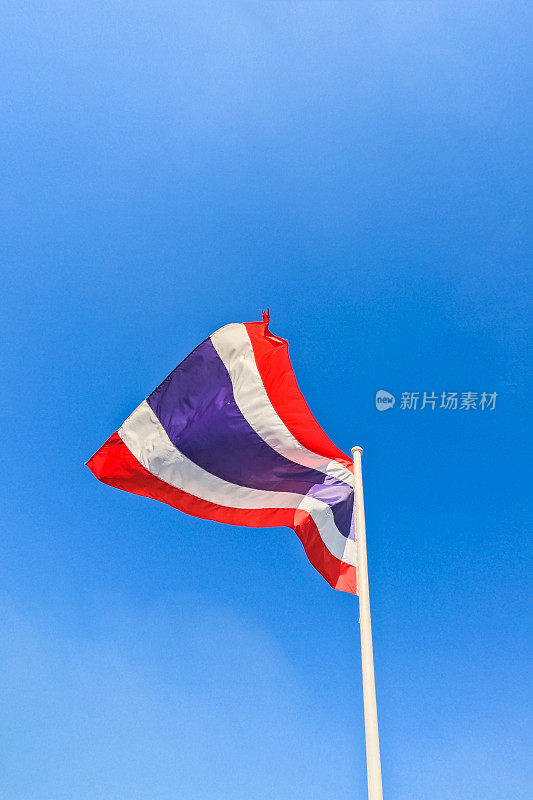 在泰国曼谷飘扬的泰国国旗
